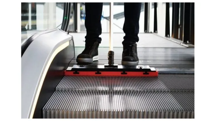 Yürüyen Merdiven Basamak Temizleme İşlemi